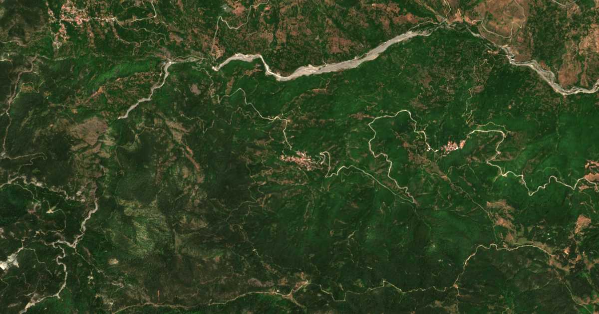 Satellitenkarte von Ampelochórion