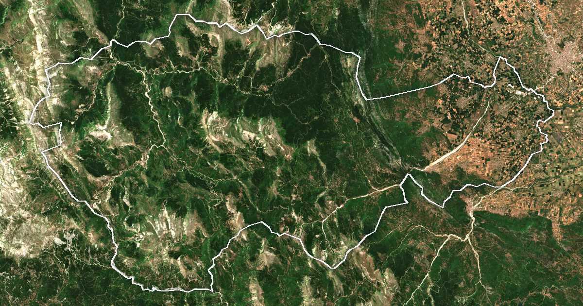 Satellitenbild mit eingezeichneter Grenze: Pyli