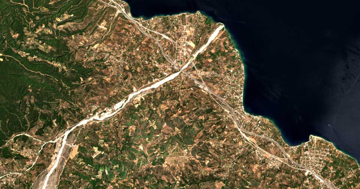 Satellitenkarte von Néos Erineós