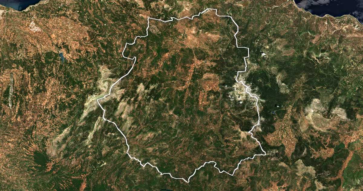 Satellitenbild mit eingezeichneter Grenze: Dímos Kalavrýton