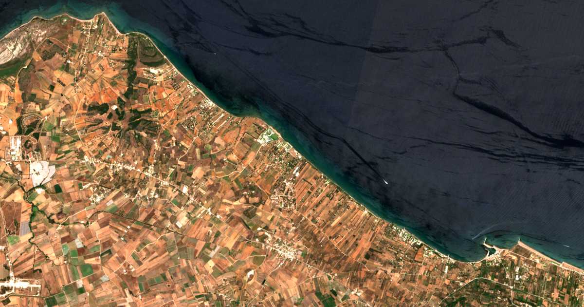 Satellitenkarte von Paralía Kalamakíou