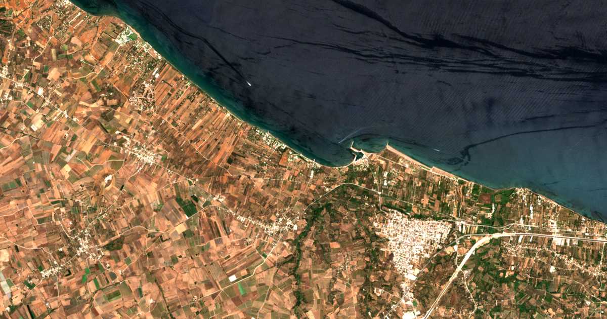 Satellitenkarte von Paralía Niforaiíkon