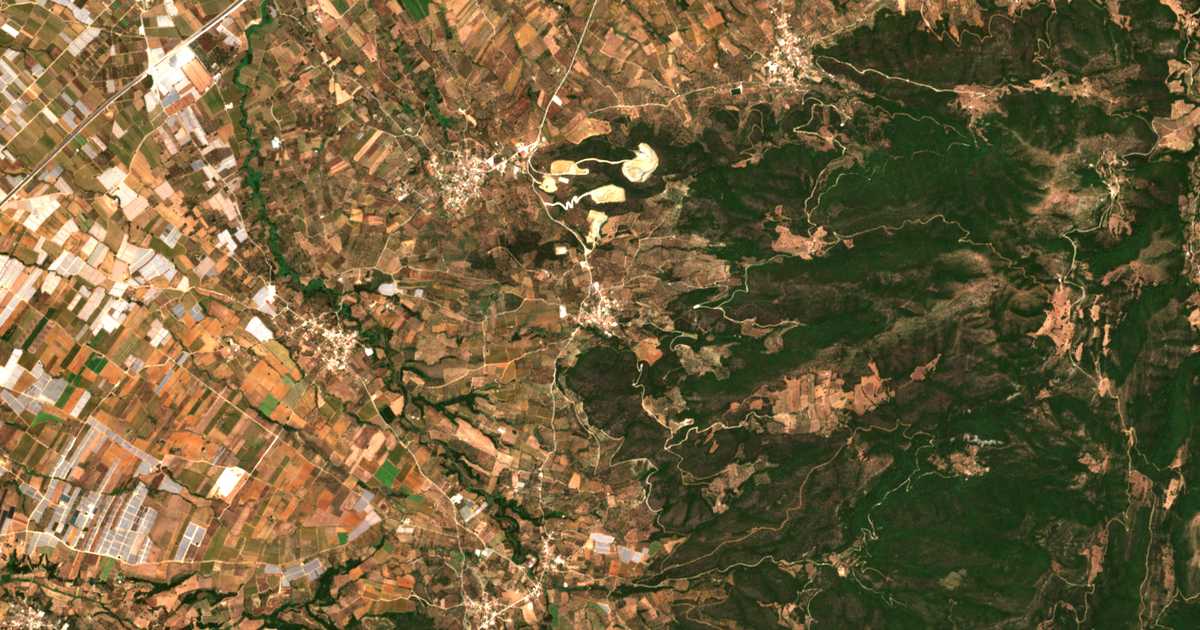 Satellitenkarte von Pétas