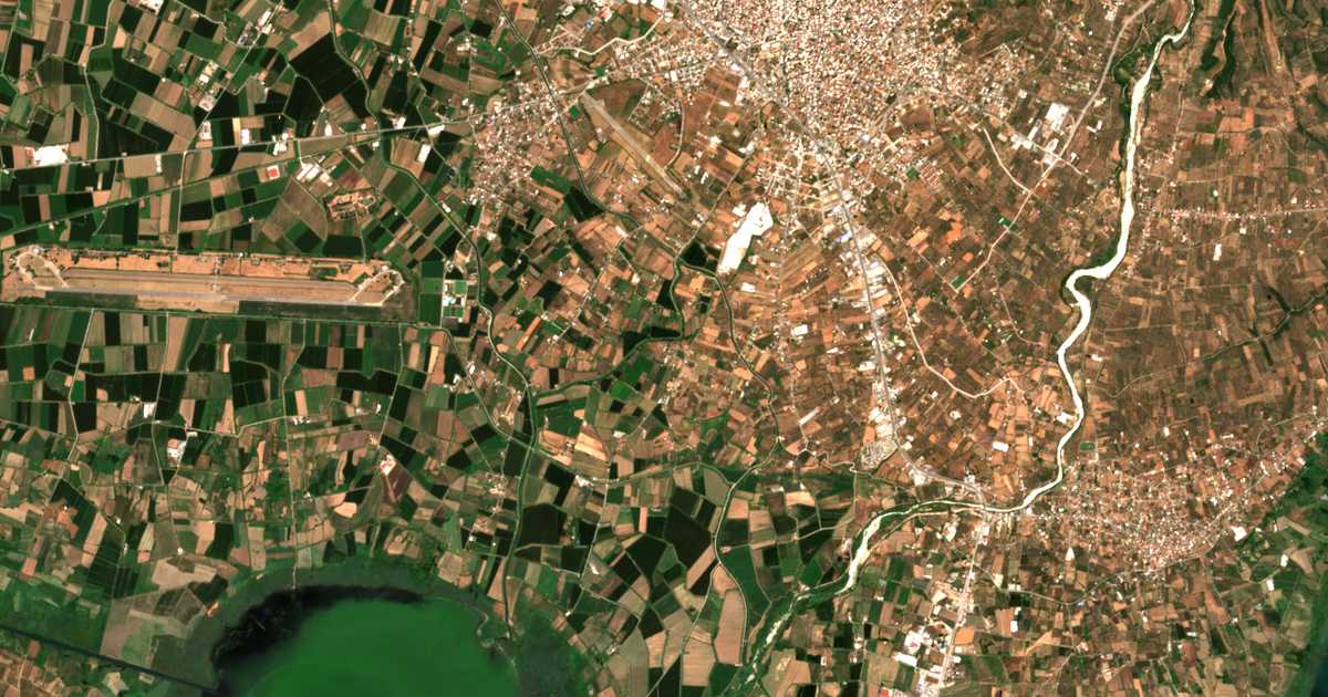 Satellitenkarte von Boúzion