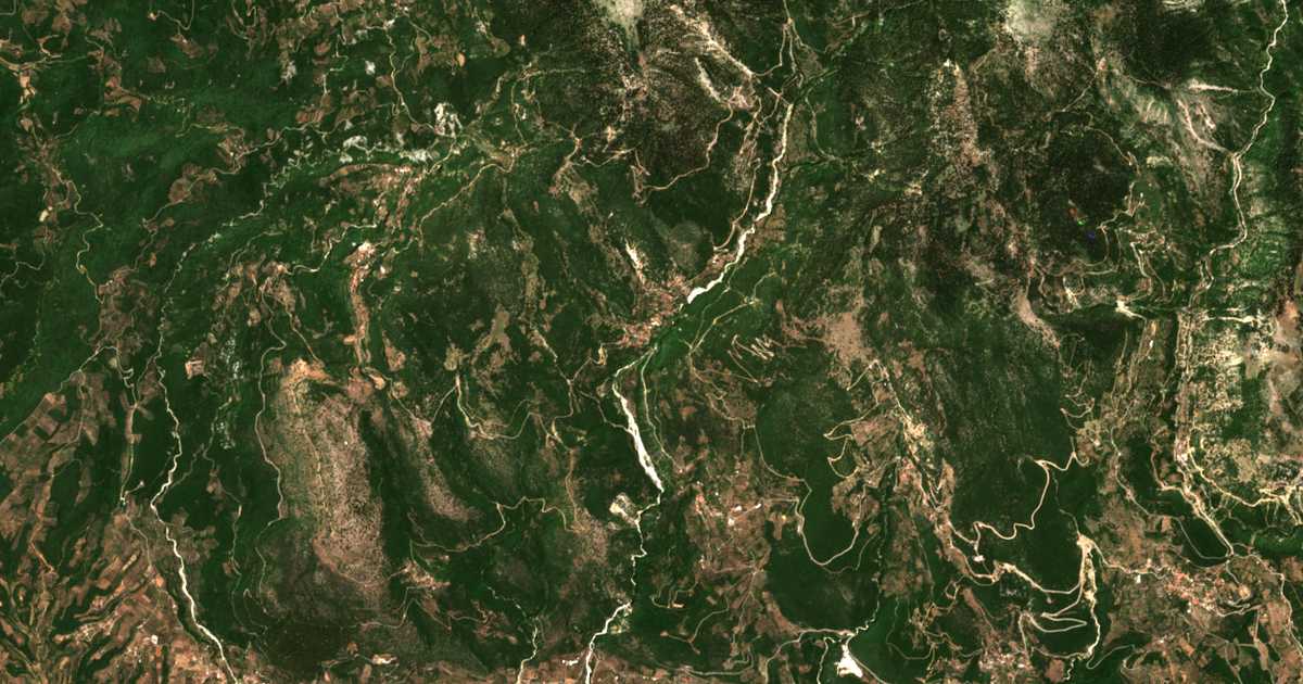 Satellitenkarte von Kyrá Vgéna