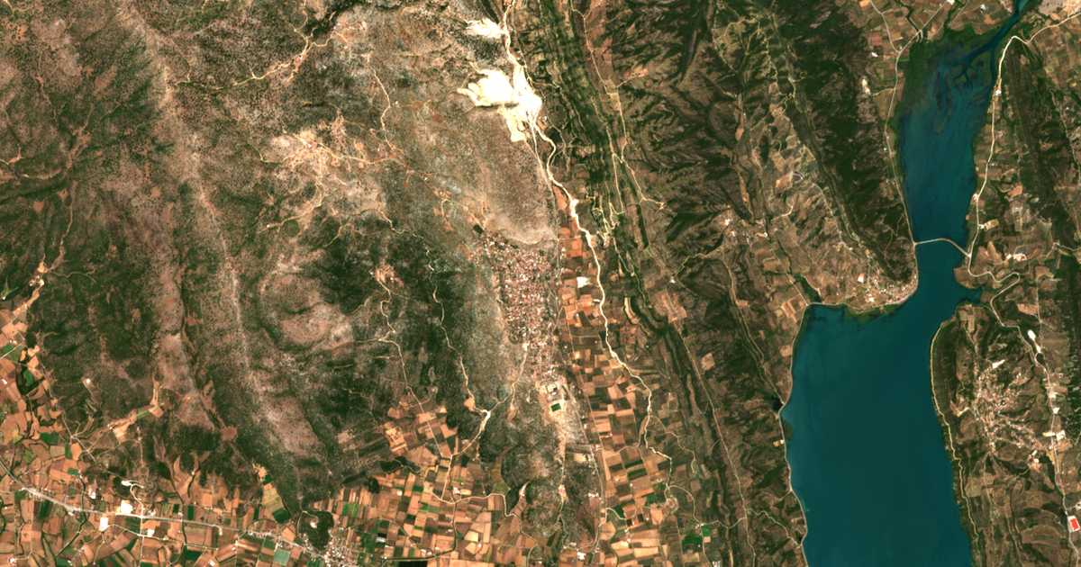 Satellitenkarte von Lepenoú
