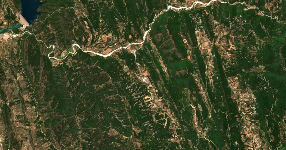 Satellitenkarte von Raḯna