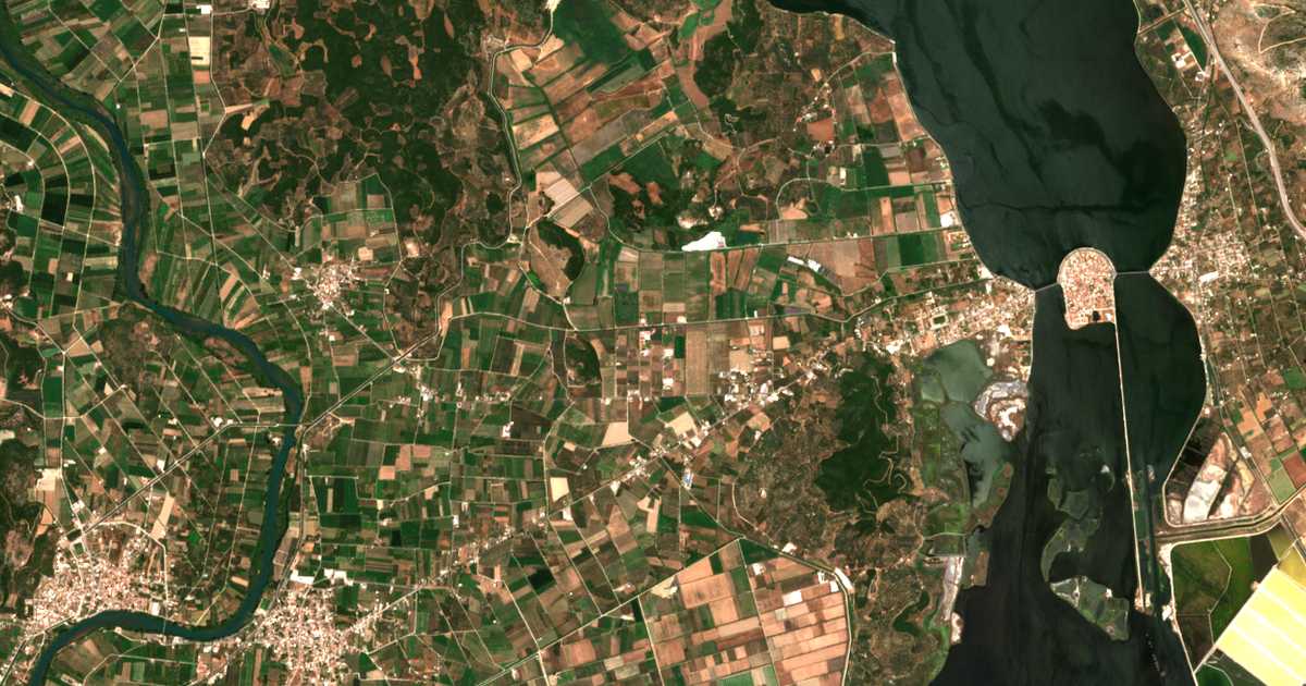 Satellitenkarte von Boúza