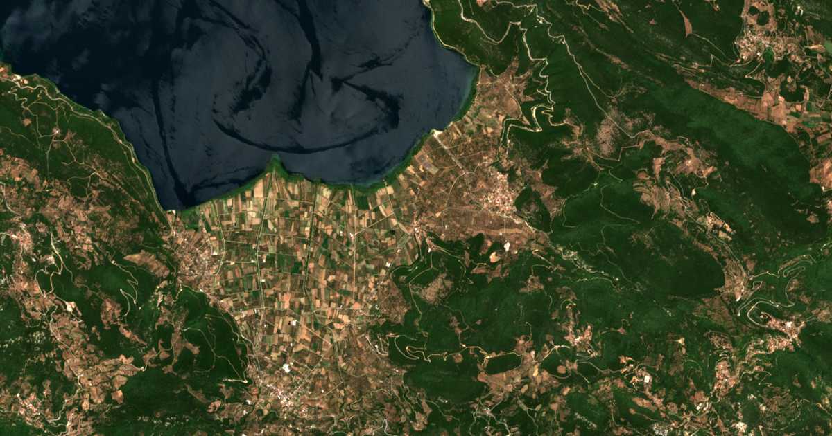 Satellitenkarte von Pámfion