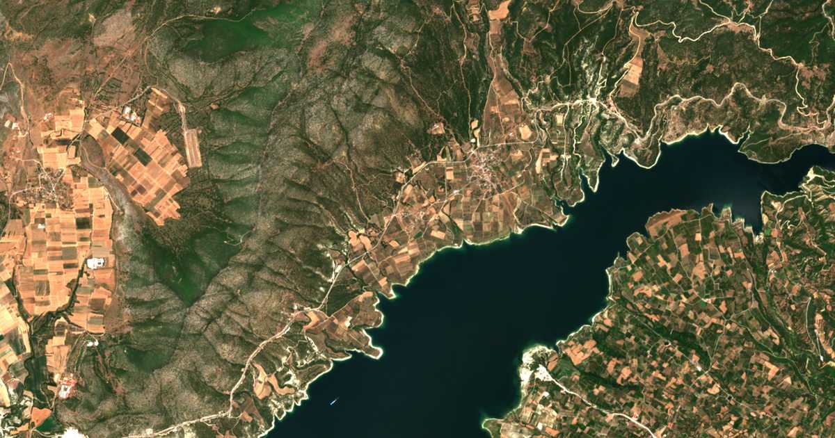 Satellitenkarte von Ávra